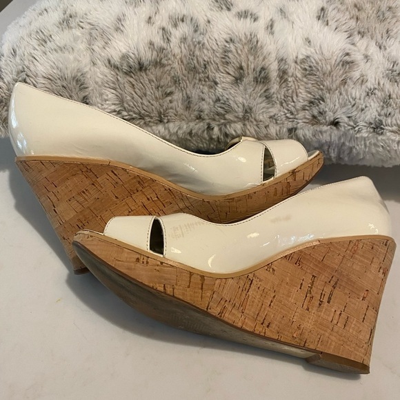 Guess Shoes Wedges Patent White Cream Cork Heel Preppy Summer Size 7.5 - Picture 3 of 5